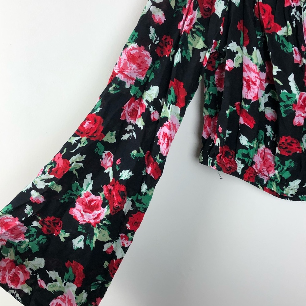 ✨Floral Crop Top with Long Sleeves✨ - Picture 2 of 4